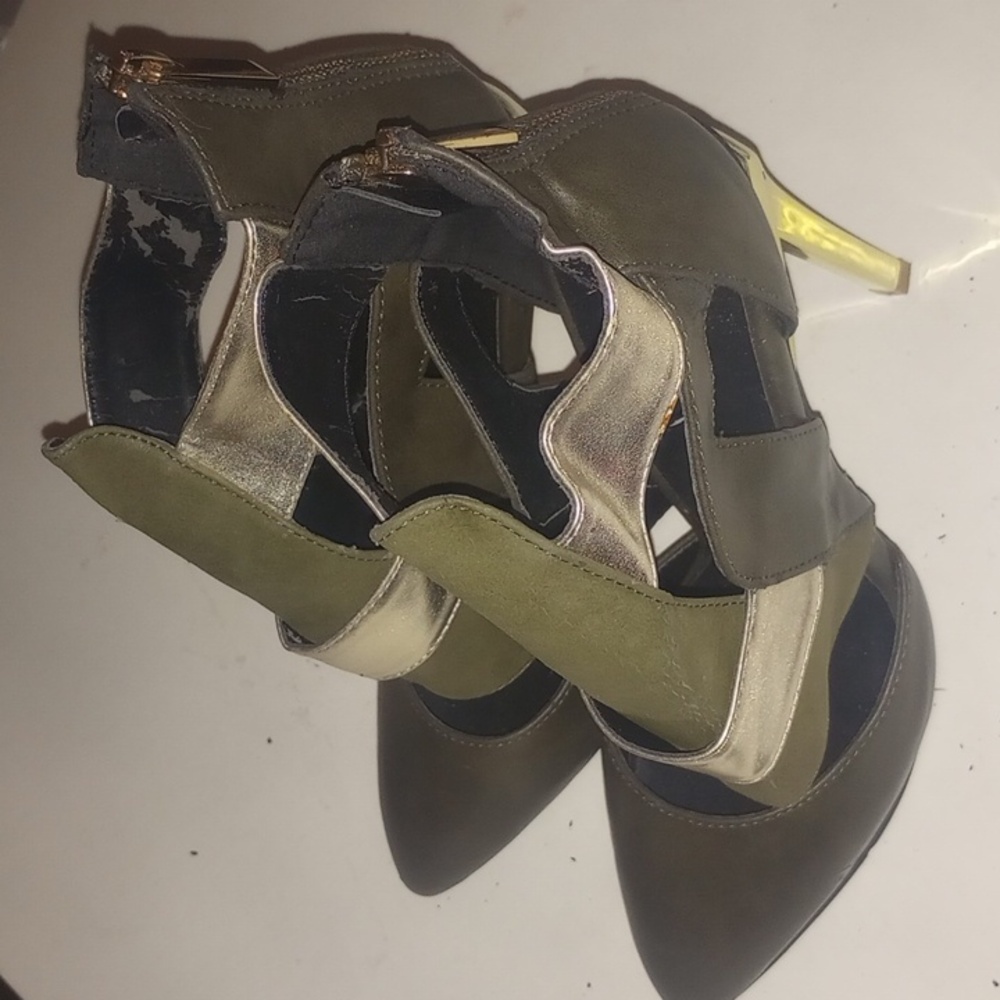 Heels - Picture 2 of 4